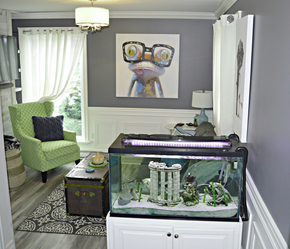 Kleines, Offenes Maritimes Wohnzimmer mit grauer Wandfarbe, Laminat, TV-Wand, grauem Boden und vertäfelten Wänden