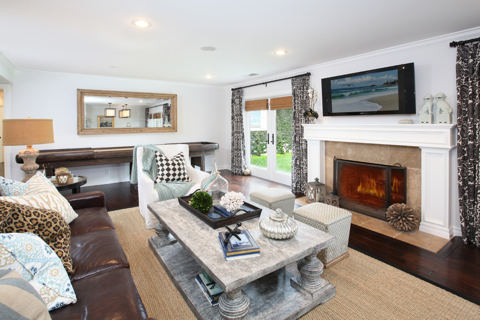 Maritimes Wohnzimmer mit weißer Wandfarbe, dunklem Holzboden und TV-Wand in Orange County