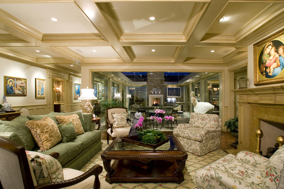 Пример оригинального дизайна: большая гостиная комната в классическом стиле с стандартным камином