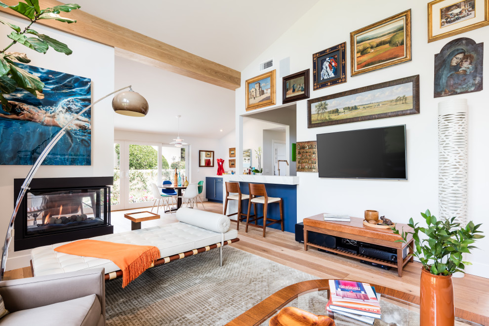Immagine di un soggiorno contemporaneo di medie dimensioni e aperto con pareti bianche, pavimento in legno massello medio, TV a parete e pavimento marrone