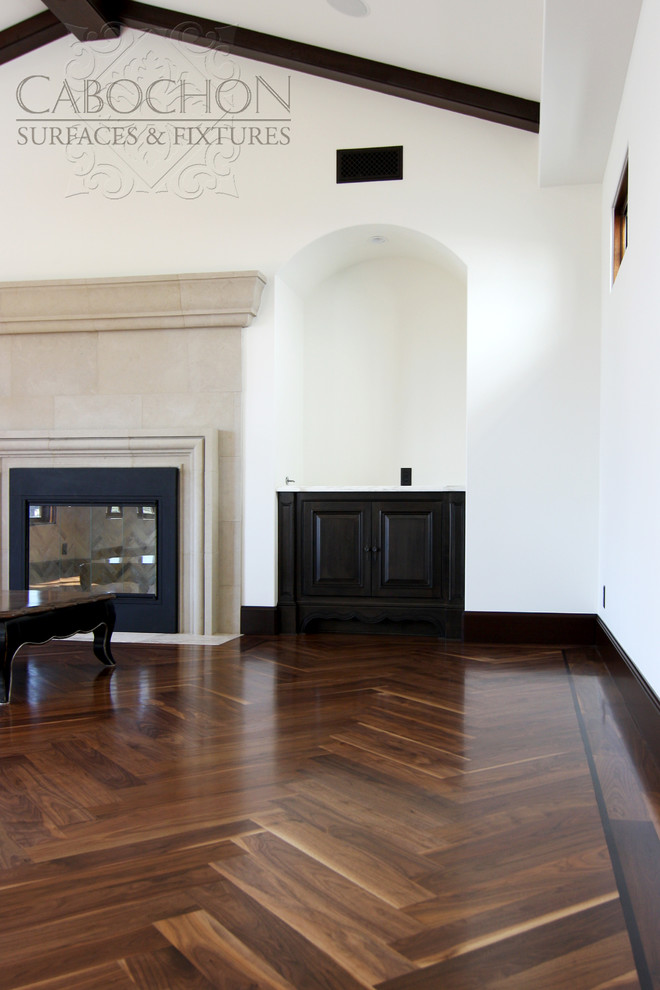 Großes, Offenes, Repräsentatives Klassisches Wohnzimmer mit TV-Wand, weißer Wandfarbe, braunem Holzboden, Kamin und Kaminumrandung aus Stein in San Diego