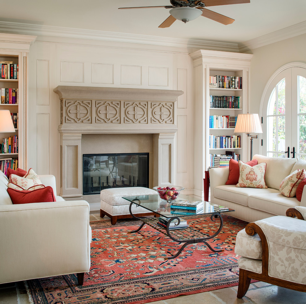 Idée de décoration pour un salon tradition avec une bibliothèque ou un coin lecture et une cheminée standard.