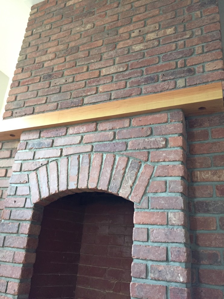 Réalisation d'un salon champêtre de taille moyenne avec une cheminée standard et un manteau de cheminée en brique.
