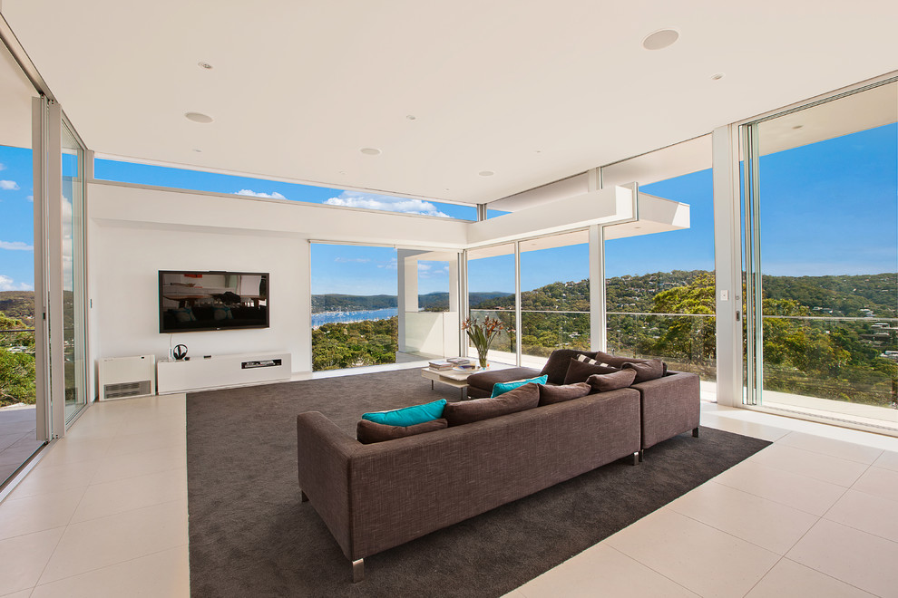 Großes, Offenes Modernes Wohnzimmer ohne Kamin mit weißer Wandfarbe und TV-Wand in Sydney