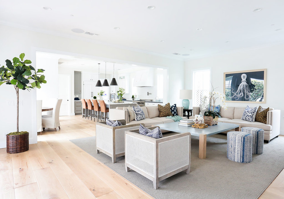 Offenes Maritimes Wohnzimmer mit weißer Wandfarbe und hellem Holzboden in Orange County