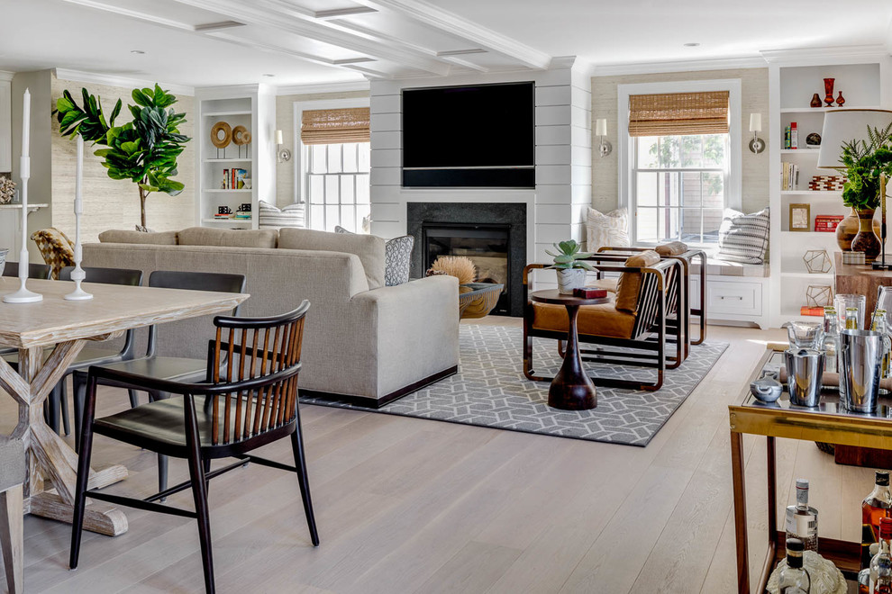 Offenes Klassisches Wohnzimmer mit weißer Wandfarbe, hellem Holzboden, Kamin, TV-Wand und beigem Boden in Providence