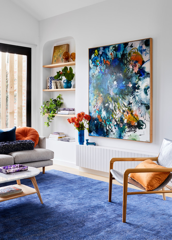 Modernes Wohnzimmer mit weißer Wandfarbe und hellem Holzboden in Melbourne