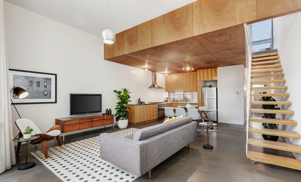 На фото: маленькая открытая, парадная гостиная комната в современном стиле с белыми стенами, бетонным полом, отдельно стоящим телевизором и серым полом для на участке и в саду с