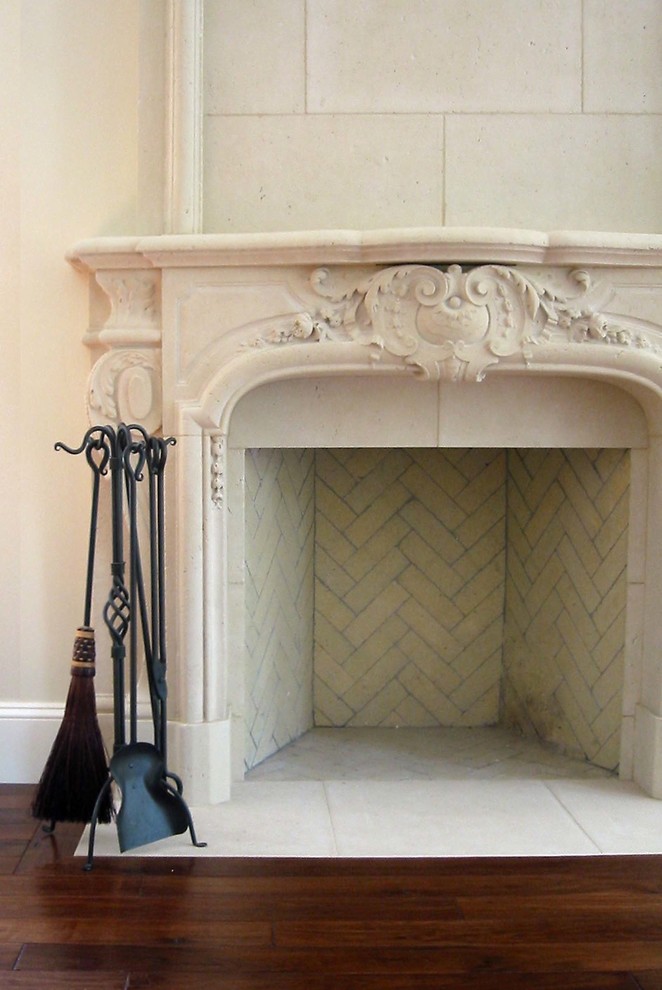 Exempel på ett stort klassiskt separat vardagsrum, med ett finrum, beige väggar, mellanmörkt trägolv, en standard öppen spis, en spiselkrans i sten och brunt golv
