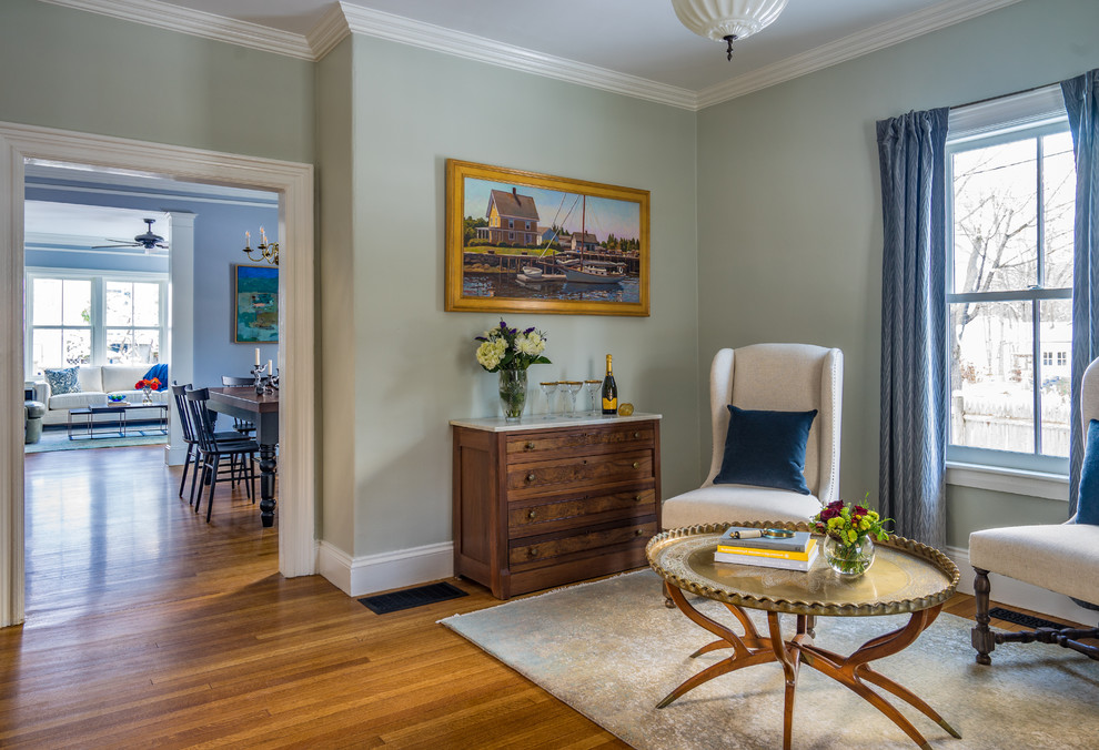 Mittelgroßes, Repräsentatives, Fernseherloses, Abgetrenntes Klassisches Wohnzimmer ohne Kamin mit grüner Wandfarbe und braunem Holzboden in Boston
