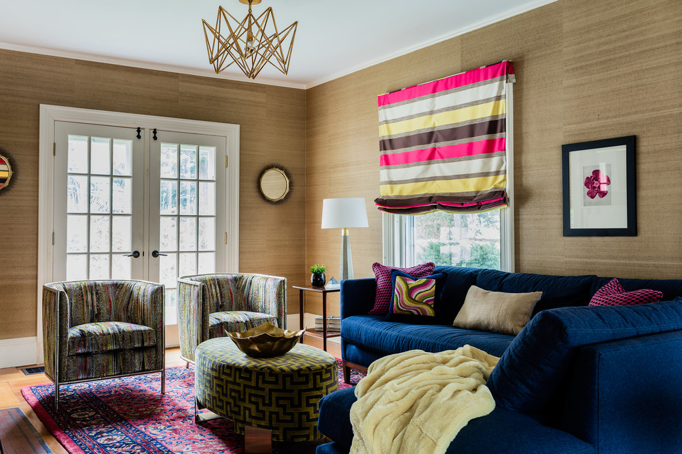 Mittelgroßes, Repräsentatives, Fernseherloses, Offenes Eklektisches Wohnzimmer ohne Kamin mit braunem Holzboden und beiger Wandfarbe in Boston