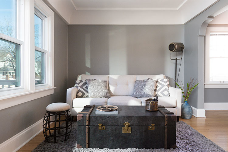 Стильный дизайн: маленькая открытая гостиная комната в стиле лофт с серыми стенами, светлым паркетным полом, отдельно стоящим телевизором и коричневым полом для на участке и в саду - последний тренд