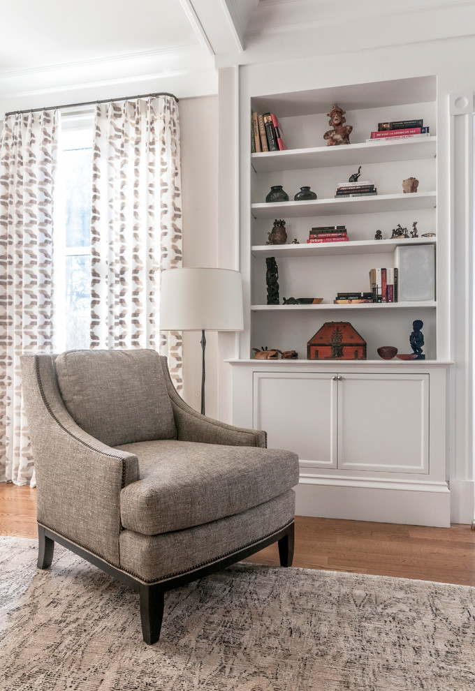 Großes, Repräsentatives, Abgetrenntes Klassisches Wohnzimmer mit weißer Wandfarbe, dunklem Holzboden, Kamin, Kaminumrandung aus Stein, verstecktem TV und braunem Boden in Boston