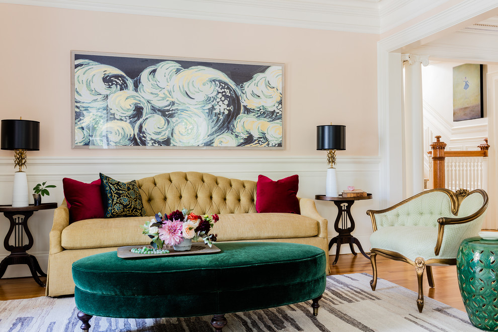 Diseño de salón para visitas tradicional sin televisor con paredes rosas y suelo de madera en tonos medios