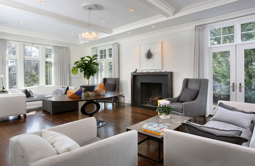 Offenes Klassisches Wohnzimmer mit Kamin, weißer Wandfarbe und dunklem Holzboden in Boston