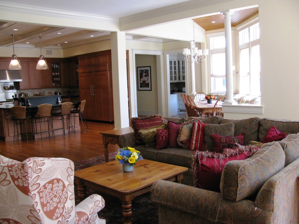 Exemple d'un grand salon éclectique ouvert avec une salle de réception, un mur beige, un sol en bois brun, une cheminée standard, un manteau de cheminée en métal, aucun téléviseur et un sol noir.