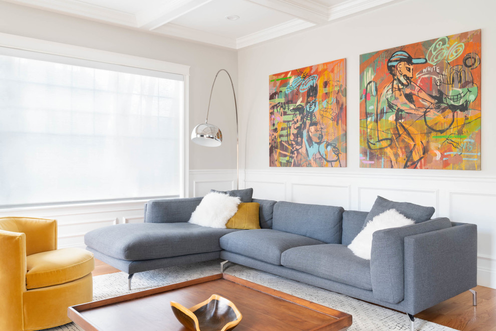 Esempio di un soggiorno contemporaneo con sala formale, pareti bianche, pavimento in legno massello medio e pavimento marrone