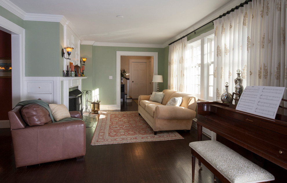 Mittelgroßes, Offenes Klassisches Wohnzimmer mit grüner Wandfarbe, dunklem Holzboden, Kamin und gefliester Kaminumrandung in Boston