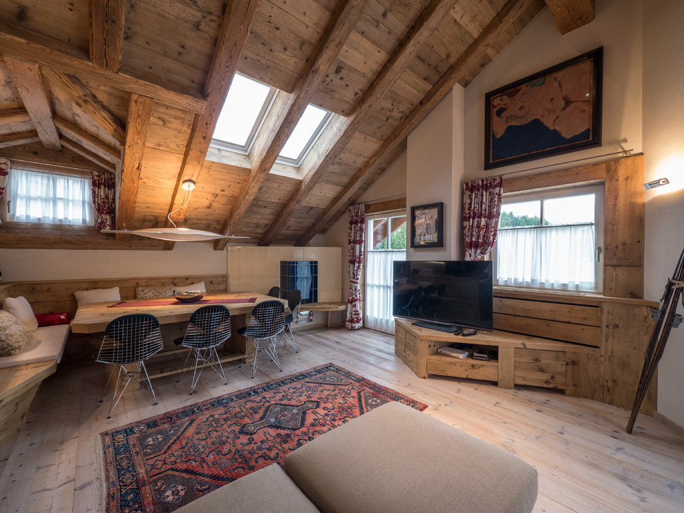 Idee per un soggiorno tradizionale aperto con pareti beige, pavimento in legno massello medio e TV autoportante