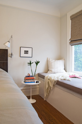 На фото: изолированная гостиная комната среднего размера в современном стиле с белыми стенами и темным паркетным полом
