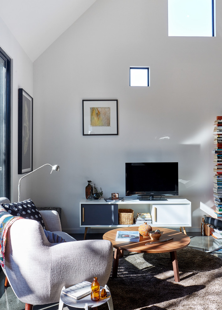 Repräsentatives Modernes Wohnzimmer mit weißer Wandfarbe und freistehendem TV in Melbourne