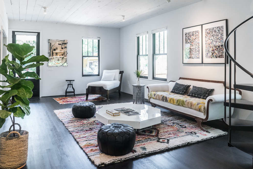 Offenes Klassisches Wohnzimmer ohne Kamin mit weißer Wandfarbe und dunklem Holzboden in Austin