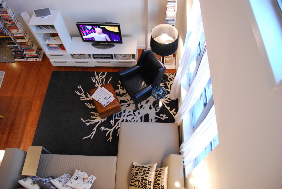 Modernes Wohnzimmer mit weißer Wandfarbe und freistehendem TV in Washington, D.C.