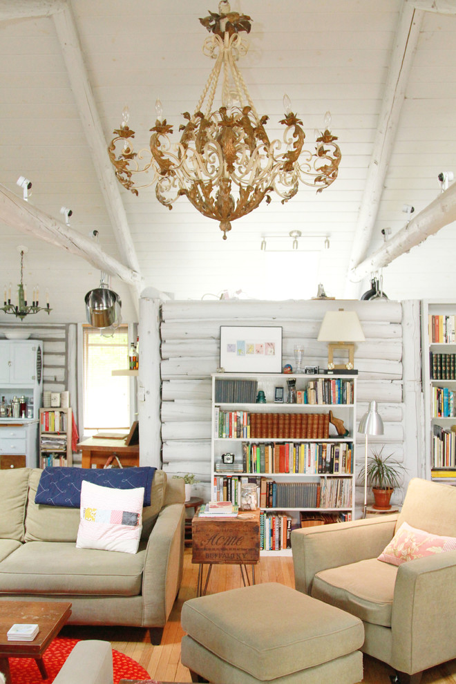 Ispirazione per un soggiorno stile shabby con libreria e pavimento in legno massello medio