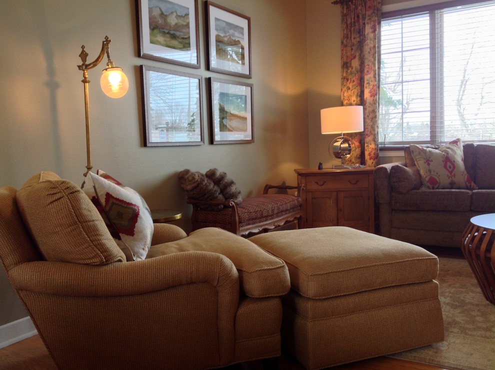 Immagine di un soggiorno chic di medie dimensioni e chiuso con pareti beige, parquet chiaro e nessuna TV