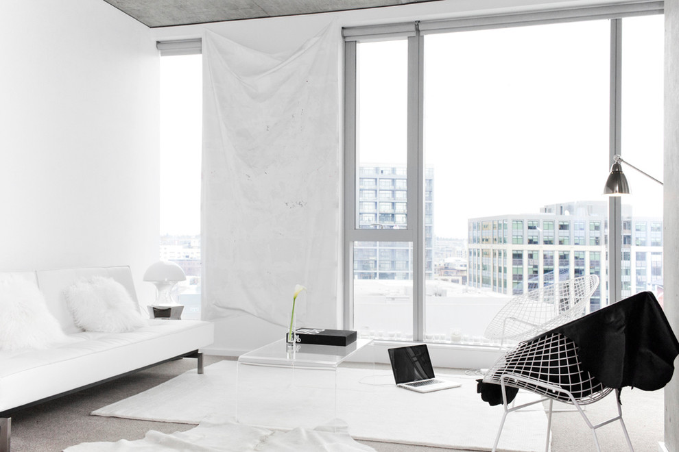 Mittelgroßes, Offenes Modernes Wohnzimmer mit weißer Wandfarbe und Teppichboden in Portland