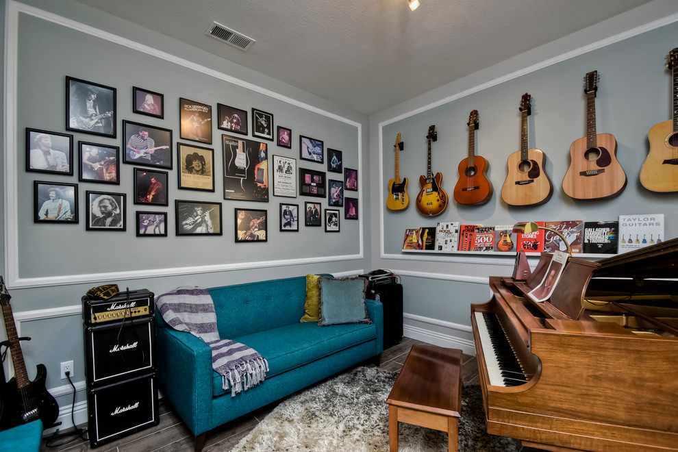 На фото: изолированная гостиная комната среднего размера в современном стиле с музыкальной комнатой, синими стенами и темным паркетным полом без камина, телевизора
