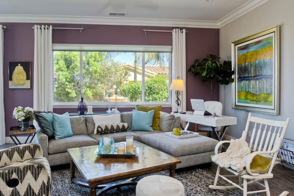 Großes, Offenes Klassisches Wohnzimmer ohne Kamin mit Hausbar, lila Wandfarbe, dunklem Holzboden und TV-Wand in San Diego