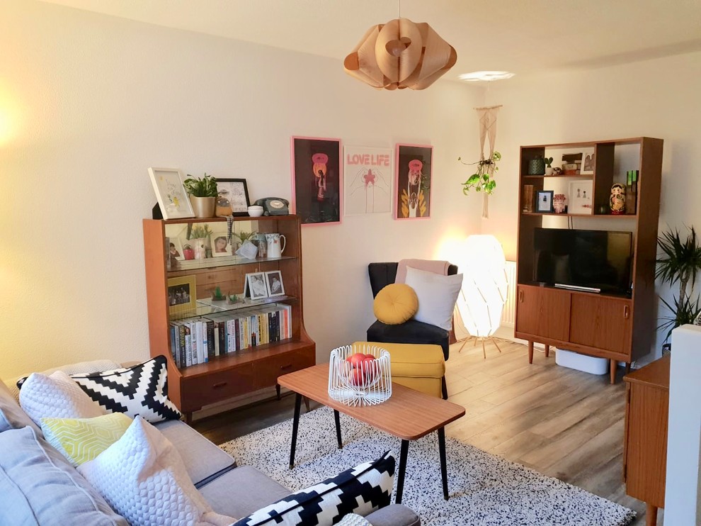 Imagen de salón para visitas cerrado nórdico de tamaño medio sin chimenea con paredes beige, suelo de bambú, televisor independiente y suelo marrón