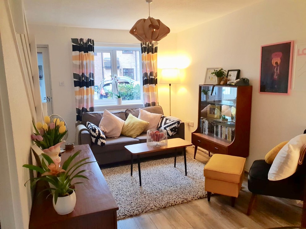 Inspiration för mellanstora skandinaviska separata vardagsrum, med ett finrum, beige väggar, bambugolv, en fristående TV och brunt golv