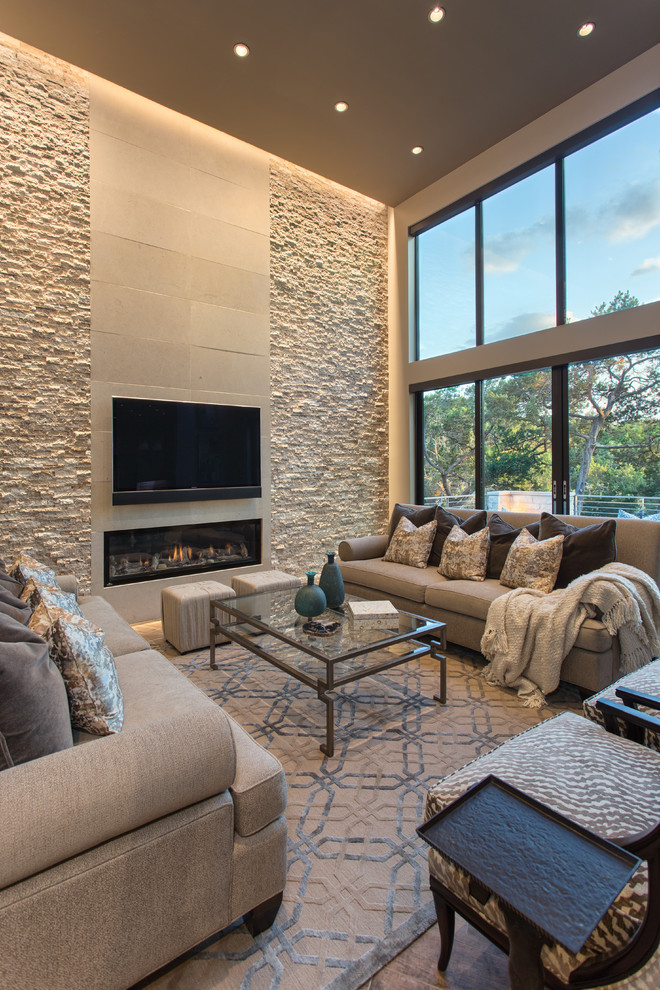 Repräsentatives Modernes Wohnzimmer mit Gaskamin, Kaminumrandung aus Stein und TV-Wand in Austin