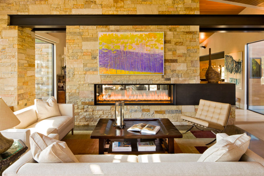 Großes, Fernseherloses, Offenes Modernes Wohnzimmer mit beiger Wandfarbe, braunem Holzboden, Tunnelkamin und Kaminumrandung aus Stein in Denver