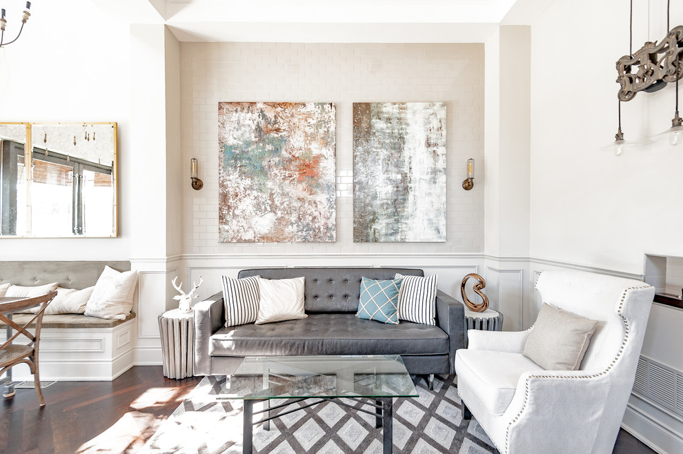 Offenes Klassisches Wohnzimmer mit weißer Wandfarbe und braunem Holzboden in Toronto