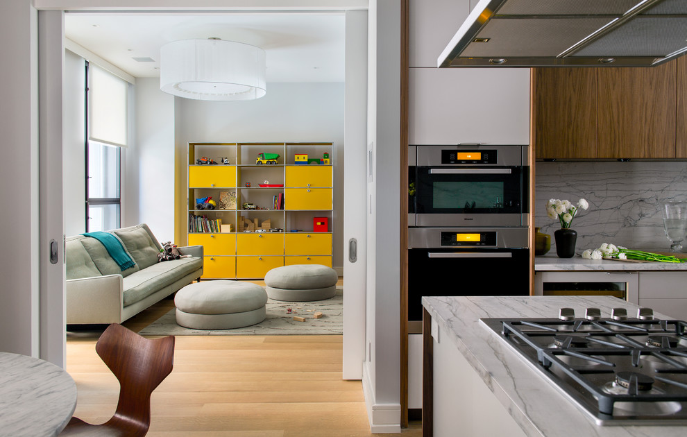 Стильный дизайн: гостиная комната в стиле модернизм с белыми стенами без камина, телевизора - последний тренд