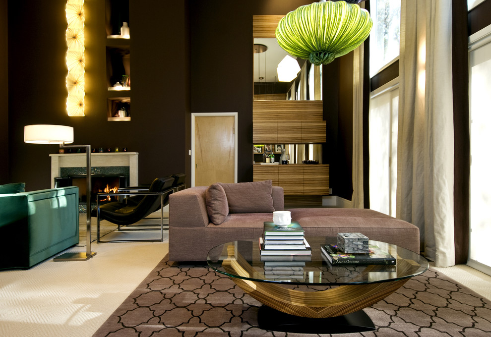 Пример оригинального дизайна: огромная гостиная комната в современном стиле с черными стенами и ковром на полу