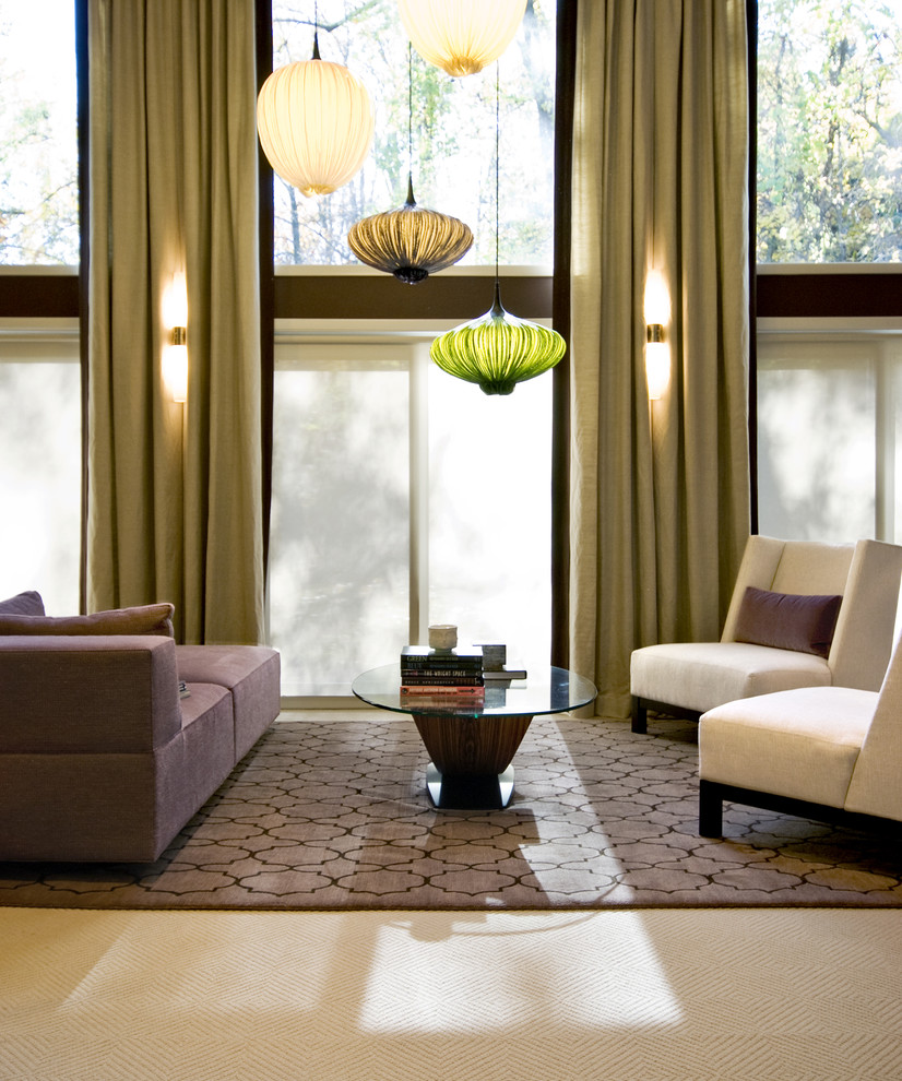 Идея дизайна: гостиная комната в современном стиле с ковровым покрытием и красивыми шторами