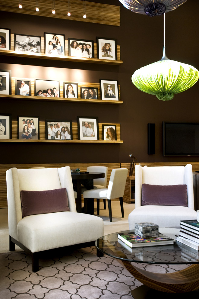 Стильный дизайн: гостиная комната в современном стиле с коричневыми стенами - последний тренд