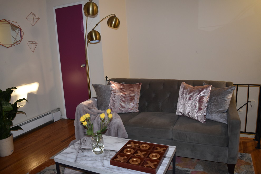 Immagine di un piccolo soggiorno shabby-chic style aperto con pavimento in legno massello medio, nessun camino e TV a parete