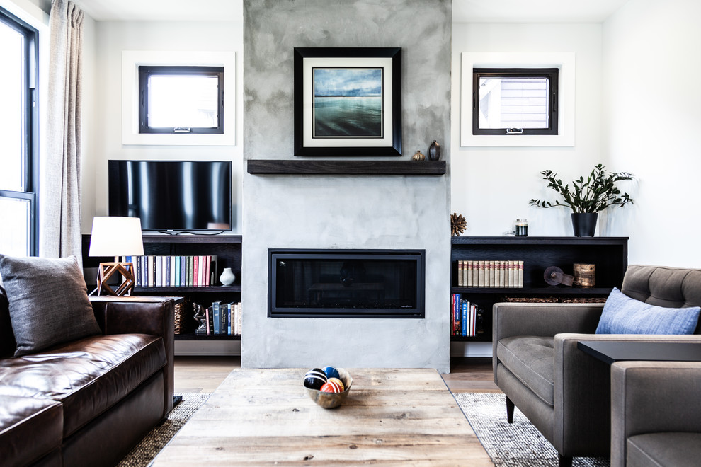 На фото: гостиная комната в современном стиле с белыми стенами, паркетным полом среднего тона, стандартным камином, телевизором на стене и коричневым полом
