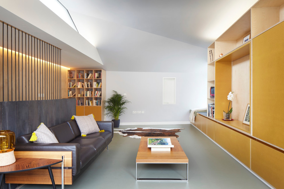 Modelo de salón cerrado contemporáneo de tamaño medio con paredes blancas, suelo de linóleo y pared multimedia