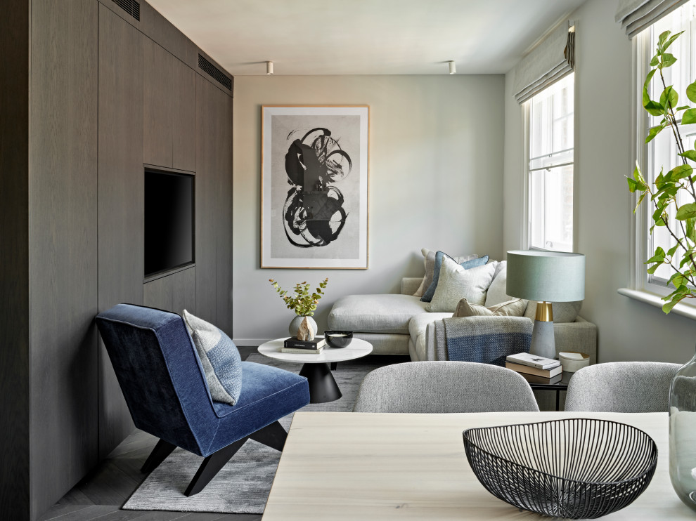 Immagine di un soggiorno minimal di medie dimensioni e aperto con pareti grigie, parquet scuro, parete attrezzata e pavimento grigio