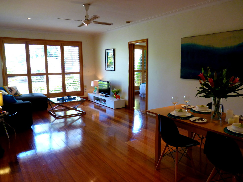 Example of an island style living room design in Melbourne