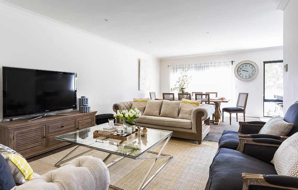 Esempio di un soggiorno chic di medie dimensioni con pareti bianche, moquette e TV autoportante