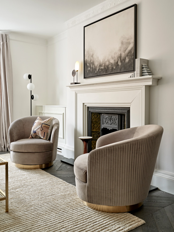 ロンドンにあるお手頃価格の中くらいなコンテンポラリースタイルのおしゃれなLDK (白い壁、濃色無垢フローリング、標準型暖炉、木材の暖炉まわり、テレビなし、茶色い床) の写真