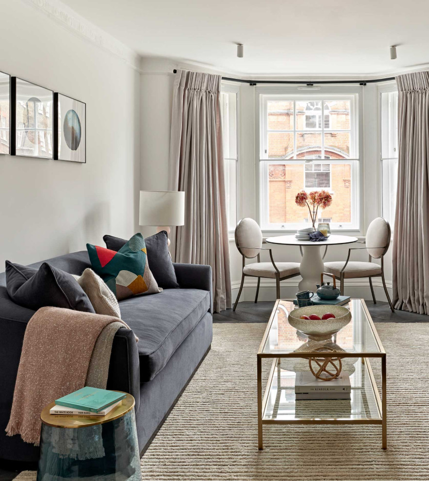 Kleines, Fernseherloses, Offenes Klassisches Wohnzimmer mit weißer Wandfarbe, dunklem Holzboden, Kamin und braunem Boden in London