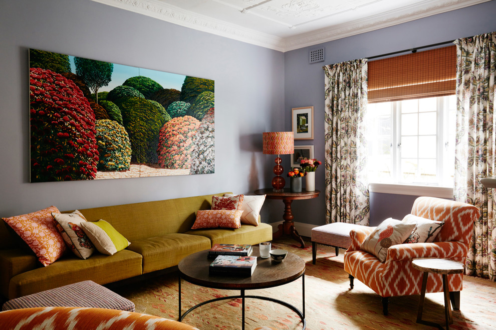 На фото: парадная, изолированная гостиная комната в стиле неоклассика (современная классика) с синими стенами, ковровым покрытием и разноцветным полом